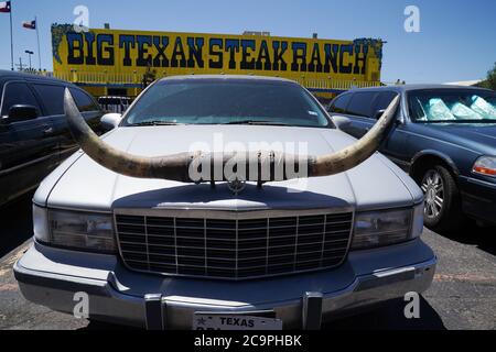 Amarillo, Texas, États-Unis. 31 juillet 2020. Une limousine est garée au Big Texan Steak Ranch à Amarillo. La salle à manger est ouverte pendant la pandémie COVID-19. Crédit : Bryan Smith/ZUMA Wire/Alay Live News Banque D'Images