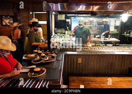 Amarillo, Texas, États-Unis. 31 juillet 2020. Un cuisinier au travail sur le grill au Big Texan Steak Ranch à Amarillo. La salle à manger est ouverte pendant la pandémie COVID-19. Crédit : Bryan Smith/ZUMA Wire/Alay Live News Banque D'Images