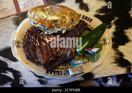 Amarillo, Texas, États-Unis. 31 juillet 2020. Un steak sur une assiette au Big Texan Steak Ranch à Amarillo. La salle à manger est ouverte pendant la pandémie COVID-19, crédit: Bryan Smith/ZUMA Wire/Alamy Live News Banque D'Images