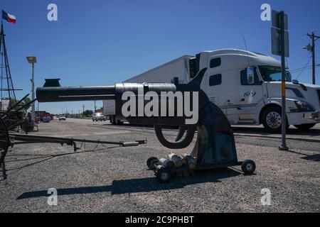 Clarendon, Texas, États-Unis. 31 juillet 2020. Un fumoir barbecue en forme de pistolet sur le côté de la route au Texas. Crédit : Bryan Smith/ZUMA Wire/Alay Live News Banque D'Images