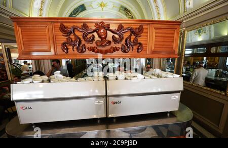 Caffe Cordina est un café ancien et populaire dans la rue Republic de la Valette, à Malte. Banque D'Images