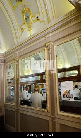 Caffe Cordina est un café ancien et populaire dans la rue Republic de la Valette, à Malte. Banque D'Images