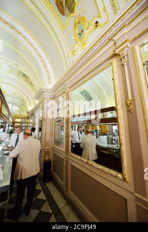 Caffe Cordina est un café ancien et populaire dans la rue Republic de la Valette, à Malte. Banque D'Images