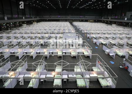 Pékin, Chine. 1er août 2020. Photo prise le 1er août 2020 montre l'intérieur d'un hôpital de fortune pour les patients de COVID-19 à l'AsiaWorld-Expo, un lieu près de l'aéroport international de Hong Kong, dans le sud de la Chine de Hong Kong. Credit: Wu Xiaochu/Xinhua/Alay Live News Banque D'Images