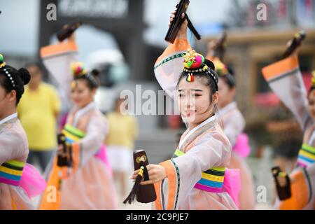 Beijing, province chinoise de Jilin. 1er août 2020. Des artistes ont présenté un spectacle au village de Fangchuan à Jingxin, ville de Hunchun, dans la province de Jilin, au nord-est de la Chine, le 1er août 2020. Tirant parti de sa culture unique et de ses coutumes populaires, le village frontalier s'est transformé en une attraction touristique et a réussi à fusionner l'agriculture avec le tourisme en développant des affaires de séjour d'accueil et de ferme. Credit: Yan Linyun/Xinhua/Alay Live News Banque D'Images