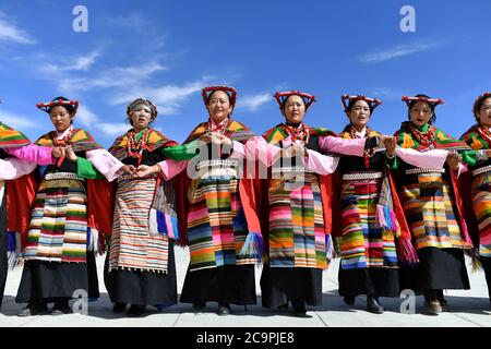 Pékin, région autonome du Tibet en Chine. 27 juillet 2020. Les résidents locaux exécutent la danse Guge Xuan dans le comté de Zanda de la préfecture d'Ali, dans la région autonome du Tibet du sud-ouest de la Chine, le 27 juillet 2020. La danse est un héritage culturel tibétain de l'ancien Royaume de Guge qui mélange la parole, le chant et la danse. Credit: Zhan Yan/Xinhua/Alay Live News Banque D'Images