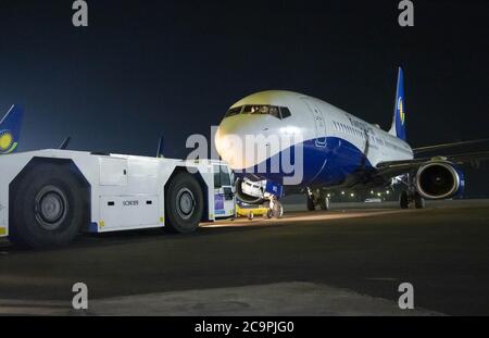 (200802) -- KIGALI, le 2 août 2020 (Xinhua) -- UN avion de passagers RwandAir se prépare à partir à l'aéroport international de Kigali à Kigali, capitale du Rwanda, le 1er août 2020. Alors que la nation d'Afrique centrale a annoncé la réouverture des aéroports pour les vols commerciaux à partir du 1er août, le Cabinet rwandais a décidé de maintenir les frontières terrestres fermées, À l'exception des biens et du fret, ainsi que des citoyens rwandais de retour et des résidents légaux jusqu'à ce que les mesures contre la COVID-19 soient réexaminées après 15 jours d'évaluation de la santé, une déclaration sur les décisions du Cabinet prises lors de la réunion a montré. (RwandAir/document via Xinhu Banque D'Images