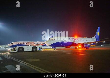 (200802) -- KIGALI, le 2 août 2020 (Xinhua) -- UN avion de passagers RwandAir (R) se prépare à partir à l'aéroport international de Kigali, capitale du Rwanda, le 1er août 2020. Alors que la nation d'Afrique centrale a annoncé la réouverture des aéroports pour les vols commerciaux à partir du 1er août, le Cabinet rwandais a décidé de maintenir les frontières terrestres fermées, À l'exception des biens et du fret, ainsi que des citoyens rwandais de retour et des résidents légaux jusqu'à ce que les mesures contre la COVID-19 soient réexaminées après 15 jours d'évaluation de la santé, une déclaration sur les décisions du Cabinet prises lors de la réunion a montré. (RwandAir/document via X Banque D'Images