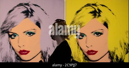 Londres, Grande-Bretagne. 1er août 2020. Un visiteur voit une œuvre d'art d'Andy Warhol lors d'une exposition à la galerie d'art moderne Tate à Londres, en Grande-Bretagne, le 1er août 2020. Les galeries d'art Tate Modern, Tate Britain, Tate Liverpool et Tate St Ives ont rouvert leurs portes au public. Credit: Han Yan/Xinhua/Alay Live News Banque D'Images
