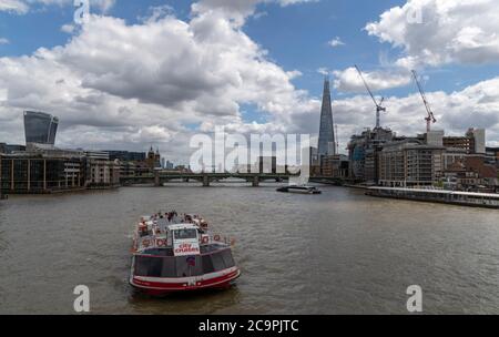 Londres, Royaume-Uni. 1er août 2020. Une croisière navigue sur la Tamise à Londres, en Grande-Bretagne, le 1er août 2020. Le gouvernement britannique a annoncé vendredi que l'assouplissement de certaines mesures restrictives n'aura pas lieu comme prévu, car le nombre d'infections à coronavirus a augmenté. Credit: Han Yan/Xinhua/Alay Live News Banque D'Images