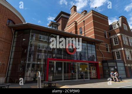 Londres, Royaume-Uni. 1er août 2020. La photo prise le 1er août 2020 montre le Shakespeare Globe fermé à Londres, en Grande-Bretagne. Le gouvernement britannique a annoncé vendredi que l'assouplissement de certaines mesures restrictives n'aura pas lieu comme prévu, car le nombre d'infections à coronavirus a augmenté. Credit: Han Yan/Xinhua/Alay Live News Banque D'Images