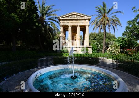 Monument à Sir Alexander ball aux jardins de la Basse-Barakka à la Valette, Malte. Banque D'Images