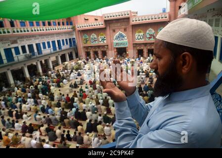 Lahore, Pakistan. 1er août 2020. Les dévotés musulmans pakistanais proposent la prière Eid al-Adha du Festival du sacrifice (Qurbani) à la mosquée Jamia Naeemia avec des SOP à Lahore. Le confinement national imposé par le gouvernement comme mesure préventive contre le coronavirus COVID-19 à Lahore, les musulmans du monde entier célébreront 'Eid ul-Adha', également connu sous le nom de Festival du sacrifice (Qurbani), pour marquer le mois islamique de Zil Hijjah. Vaches et chameaux pour commémorer la volonté du prophète Abraham de sacrifier son fils Ismail sur le commandement de Dieu. Banque D'Images