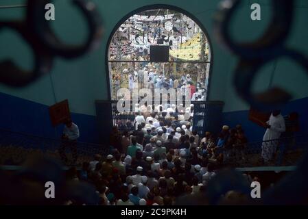 Lahore, Pakistan. 1er août 2020. Les dévotés musulmans pakistanais proposent la prière Eid al-Adha du Festival du sacrifice (Qurbani) à la mosquée Jamia Naeemia avec des SOP à Lahore. Le confinement national imposé par le gouvernement comme mesure préventive contre le coronavirus COVID-19 à Lahore, les musulmans du monde entier célébreront 'Eid ul-Adha', également connu sous le nom de Festival du sacrifice (Qurbani), pour marquer le mois islamique de Zil Hijjah. Vaches et chameaux pour commémorer la volonté du prophète Abraham de sacrifier son fils Ismail sur le commandement de Dieu. Banque D'Images