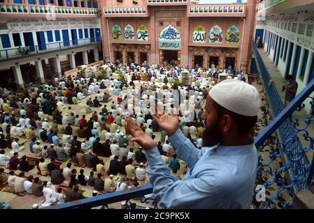 Lahore, Pakistan. 1er août 2020. Les dévotés musulmans pakistanais proposent la prière Eid al-Adha du Festival du sacrifice (Qurbani) à la mosquée Jamia Naeemia avec des SOP à Lahore. Le confinement national imposé par le gouvernement comme mesure préventive contre le coronavirus COVID-19 à Lahore, les musulmans du monde entier célébreront 'Eid ul-Adha', également connu sous le nom de Festival du sacrifice (Qurbani), pour marquer le mois islamique de Zil Hijjah. Vaches et chameaux pour commémorer la volonté du prophète Abraham de sacrifier son fils Ismail sur le commandement de Dieu. Banque D'Images