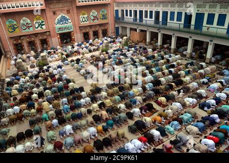 Lahore, Pakistan. 1er août 2020. Les dévotés musulmans pakistanais proposent la prière Eid al-Adha du Festival du sacrifice (Qurbani) à la mosquée Jamia Naeemia avec des SOP à Lahore. Le confinement national imposé par le gouvernement comme mesure préventive contre le coronavirus COVID-19 à Lahore, les musulmans du monde entier célébreront 'Eid ul-Adha', également connu sous le nom de Festival du sacrifice (Qurbani), pour marquer le mois islamique de Zil Hijjah. Vaches et chameaux pour commémorer la volonté du prophète Abraham de sacrifier son fils Ismail sur le commandement de Dieu. Banque D'Images