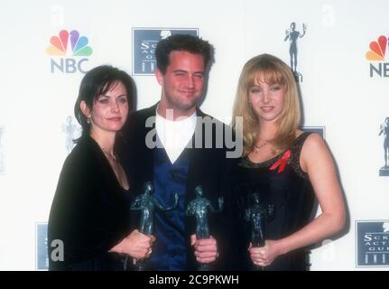 Santa Monica, Californie, États-Unis 24 février 1996 l'actrice Courteney Cox, l'acteur Matthew Perry et l'actrice Lisa Kudrow assistent aux deuxièmes Prix annuels de la Guilde des acteurs de l'écran le 24 février 1996 à l'auditorium civique de Santa Monica à Santa Monica, Californie, États-Unis. Photo par Barry King/Alay stock photo Banque D'Images