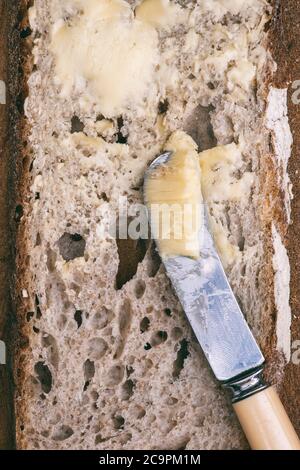 Pain au levain avec un couteau et du beurre Banque D'Images