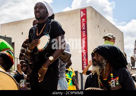 Londres, Royaume-Uni. 1er août 2020. Un homme avec un stand de tambour à l'extérieur des Archives culturelles noires de la place Windrush pendant la Journée annuelle de l'émancipation africaine. La Journée de l'émancipation marque l'anniversaire de la loi de 1833 sur l'abolition de l'esclavage. Crédit : SOPA Images Limited/Alamy Live News Banque D'Images