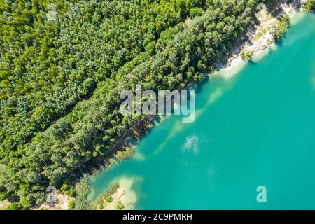 vue aérienne d'un lac de carrière calme avec côte couverte de forêt verte. paysage d'été Banque D'Images