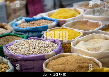 Sacs d'épices et de haricots à vendre à Essaouira, au Maroc Banque D'Images