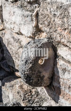 Petits anneaux de pierre installés dans les murs des temples au sommet de structure 17 ou les Twins dans les ruines de la ville hispanique pré-maya d'Ek Balam au Mexique. Banque D'Images