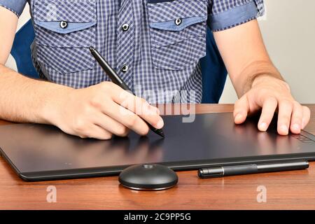 Homme a travaillé sur une tablette graphique professionnelle. Photo haute résolution. Profondeur de champ complète Banque D'Images