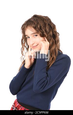 Portrait bonne jolie petite fille en forme de curly debout et posant sur fond blanc. Photo haute résolution. Profondeur de champ complète. Banque D'Images