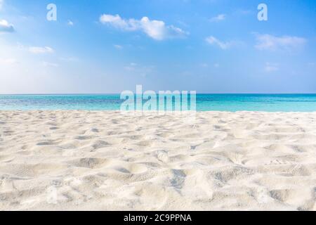 Arrière-plan de plage tropicale vide. Horizon avec ciel et sable blanc. Belle plage avec sable blanc, eau turquoise de l'océan et ciel bleu avec des nuages Banque D'Images