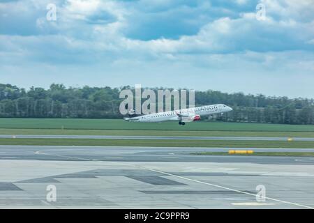 Schwechat, Autriche, 20 mai 2019, décollage d'avions de lot à l'aéroport international de Vienne. Taxi d'avion, préparation au décollage. Taxi et l'aéroport Banque D'Images