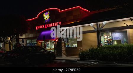 1 août 2020 : un Chuck E Cheese's ouvert à San Diego, Californie le samedi 1er août 2020. Certains emplacements de Chuck E Cheese ont ouvert pour emporter et livraison dans tout San Diego. Des revêtements de visage sont nécessaires à l'intérieur, il n'y a pas de jeux d'arcade jouables, et il y a un poste de désinfectant pour les mains avec des chaises espacées. Crédit: Rishi Deka/ZUMA Wire/Alay Live News Banque D'Images