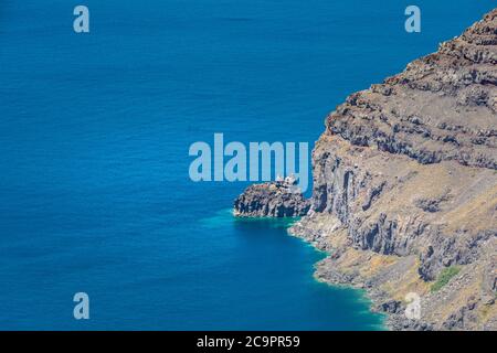 Vue sur la mer, magnifiques vues sur les falaises rocheuses. Mer bleue calme, Banque D'Images