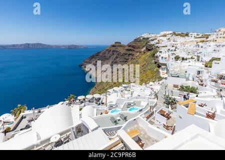 Belle vue panoramique sur la ville pittoresque de Santorin, la caldeira et le volcan sur la mer Méditerranée. Île de vacances traditionnelle à l'architecture blanche Banque D'Images