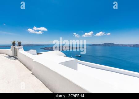 Escaliers blancs sur l'île de Santorini en Grèce. Porte donnant sur la mer bleue sous le ciel bleu. Paysage de voyage d'été incroyable. Destination exotique Banque D'Images