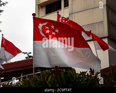 SINGAPOUR – JUL 31, 2020 – gros plan des drapeaux nationaux de Singapour placés dans le domaine résidentiel de Sin Ming HDB en préparation de la Journée nationale Banque D'Images