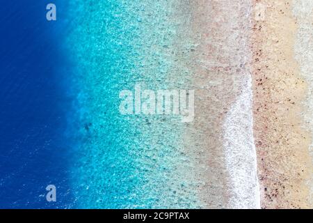 Vue de dessus photo aérienne de drone volant. Belle plage. Vue aérienne des vagues calmes, se brisant sur le récif de corail. Plage exotique sur l'océan, paysage tropical Banque D'Images