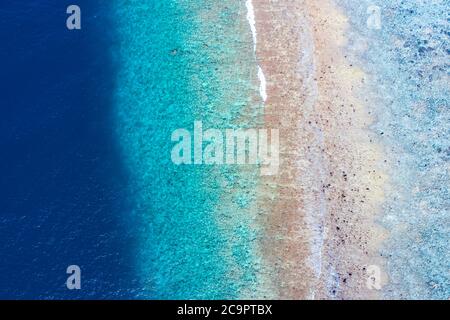 Vue de dessus photo aérienne de drone volant. Belle plage. Vue aérienne des vagues calmes, se brisant sur le récif de corail. Plage exotique sur l'océan, paysage tropical Banque D'Images