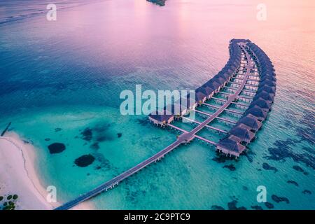 Drone photo des villas d'eau en bois vues d'en haut et un étonnant lagon bleu eau claire de cristal près de la lagune tropicale. Un été fantastique Banque D'Images