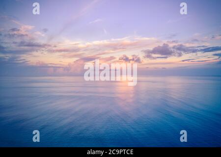 Paysage marin reposant avec un large horizon du ciel et de la mer. Destination de vacances et concept de voyage de luxe. Arrière-plan de mer abstrait, vue longue exposition Banque D'Images