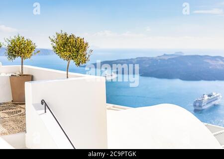 Escaliers blancs sur l'île de Santorini, Grèce. Vue sur la mer de Caldera avec un bateau de croisière en attente. Voyage d'été de luxe, vacances de rêve Banque D'Images