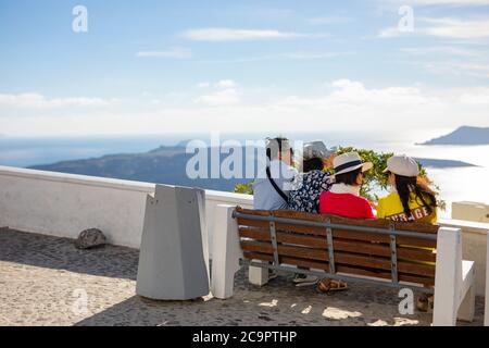 10.10.19 - Santorini: Touriste asiatique appréciant la vue de la caldeira à Santorini, Grèce. Voyage aventure, concept de tourisme Banque D'Images