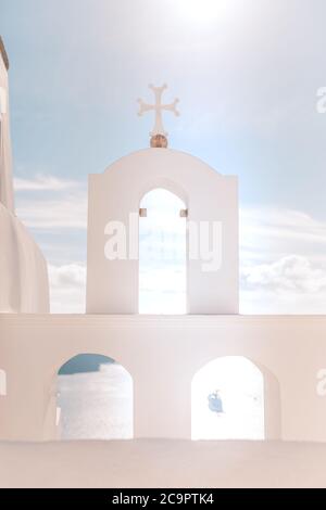 Belle vue de l'église typique de Santorini en Grèce dans le Cyclades Banque D'Images