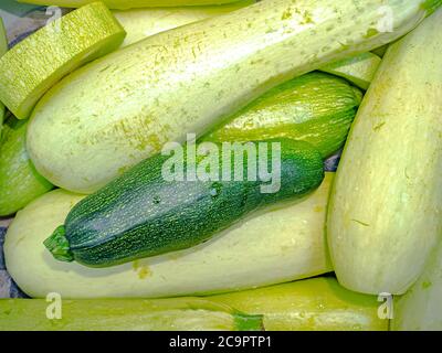 Récolte de légumes de courge verts en tas. Banque D'Images