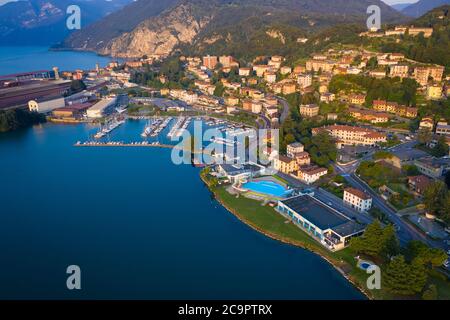 Vue aérienne du lac Iseo au lever du soleil, sur la droite le port de loface, montagnes de fond (alpes), Bergame Italie. Banque D'Images