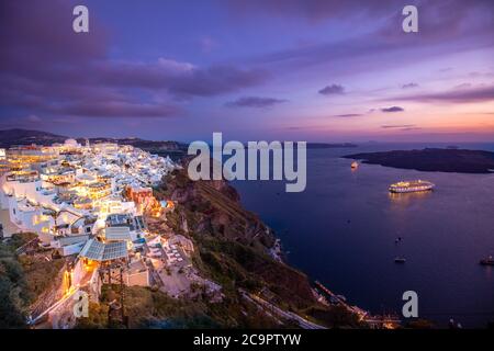 Vue imprenable sur l'île de Santorini en soirée. Pittoresque printemps coucher de soleil célèbre station grecque Fira, Grèce, Europe. Présentation du concept de déplacement. Art été Banque D'Images