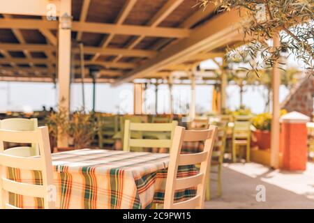 Table et chaises vides dans un restaurant sur la plage, île de Kos, Grèce. Café de la plage, près de la mer, à l'extérieur. Voyages et vacances Banque D'Images