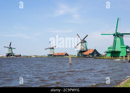 Les moulins à vent historiques du village traditionnel de Zaanse Schans, Zaandam, pays-Bas Banque D'Images