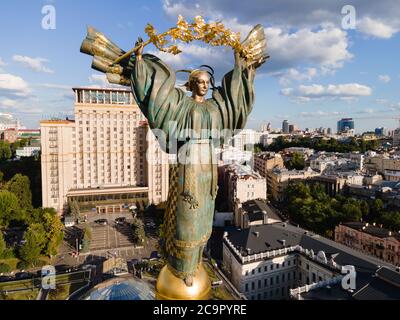 Monument sur la place de l'indépendance à Kiev, Ukraine Banque D'Images