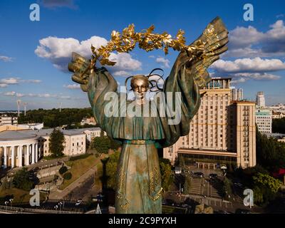 Monument sur la place de l'indépendance à Kiev, Ukraine Banque D'Images