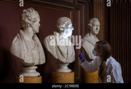 Le conservateur Monika Stokowiec inspecte un buste en marbre blanc du révérend Archibald Alison par Samuel Joseph au Fitzwilliam Museum de Cambridge, alors qu'ils préparent finalement la réouverture au grand public après l'assouplissement des restrictions d'enfermement en Angleterre. Banque D'Images